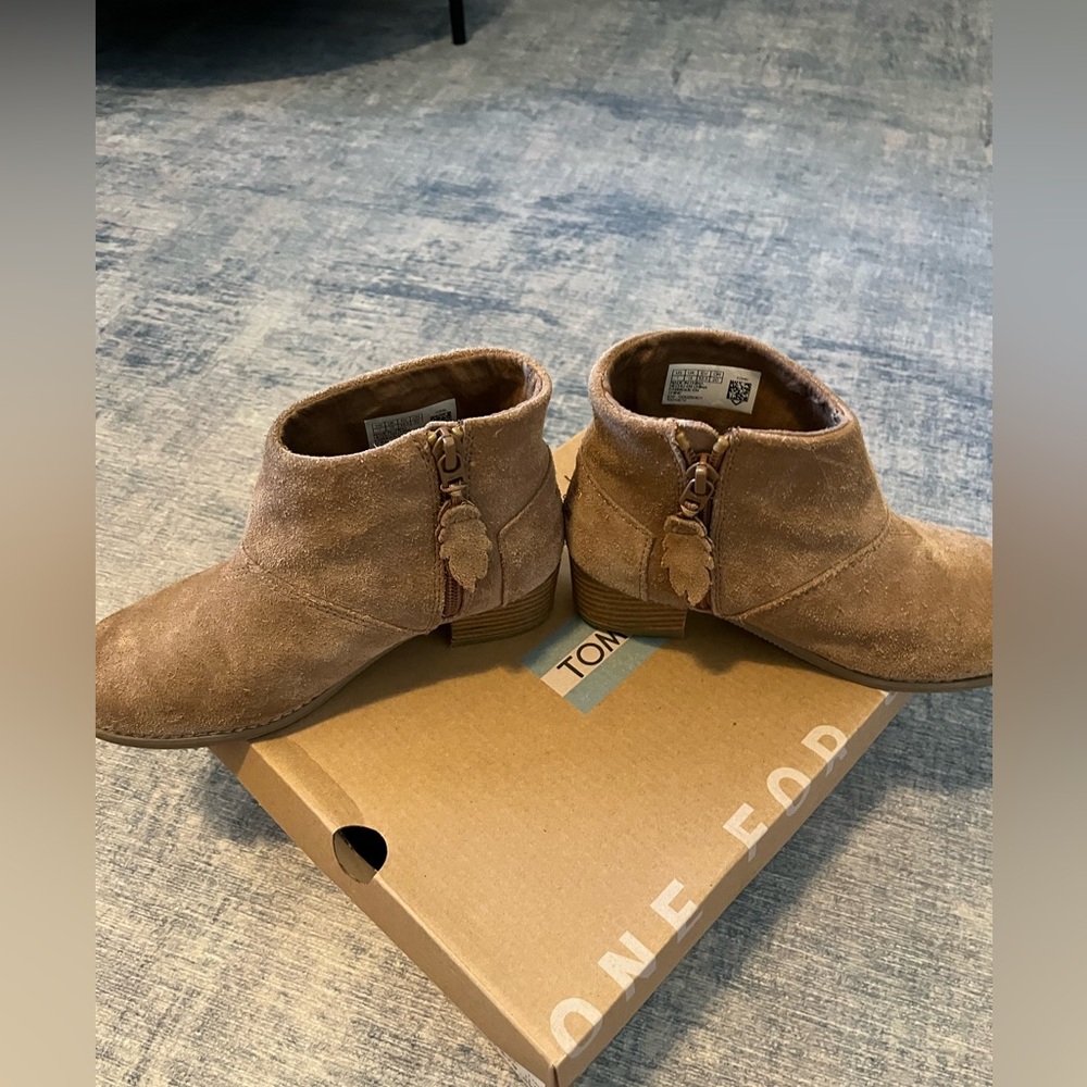 Toms suede Leila boot youth size 1